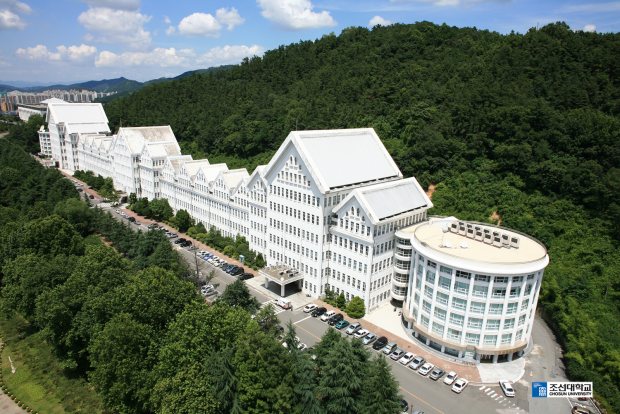 Chosun University Main Building. Use this entrance for the meeting room (Rm 4211).
